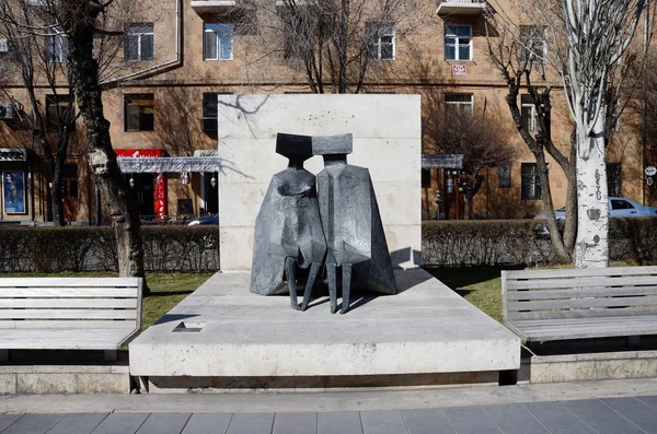 YEREVAN, ARMENIA - 8 marzo 2015: Statua d'arte moderna "coppia d'amore" vicino a Cascade, scala gigante a Erevan, Armenia. E 'importante punto di riferimento della citta' costruito in epoca sovietica. — Foto Stock