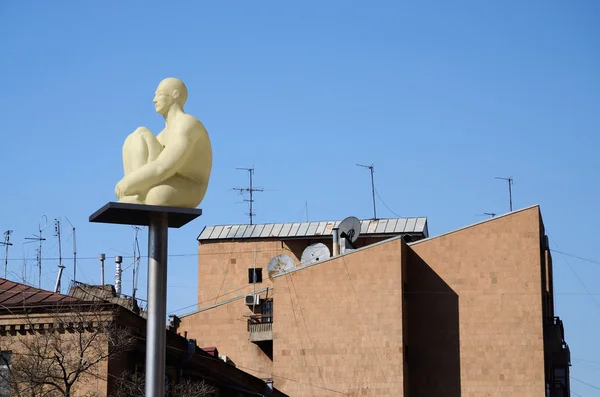 YEREVAN, ARMENIA - 8 de março de 2015: Lanterna de estátua de arte moderna "homem sentado" perto de Cascade, escada gigante em Erevan, Armênia. É um marco importante da cidade construído no tempo soviético. — Fotografia de Stock