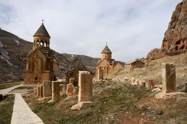 Surb Astvatsatsin e Surb Karapet chiesa con croci di pietra, Noravank monastero ortodosso,, Armenia, Transcaucasia — Foto Stock