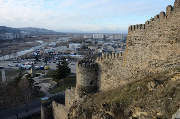 Vista da cidade de Gori da fortaleza de Goristsikhe, Geórgia, Cáucaso. Foi um importante reduto militar na Idade Média — Fotografia de Stock