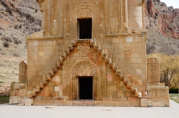 シルクロード時代の旅人、アルメニア、ザカフカース、ユネスコ遺産の Surb Astvatsatsin (神の神聖な母) 教会の階段 — ストック写真