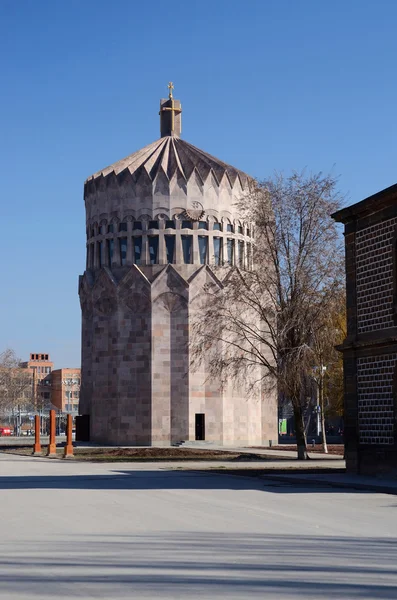 Iglesia moderna de los Santos Arcángeles en el complejo del monasterio de Echmiadzin, centro de la vida religiosa armenia —  Fotos de Stock