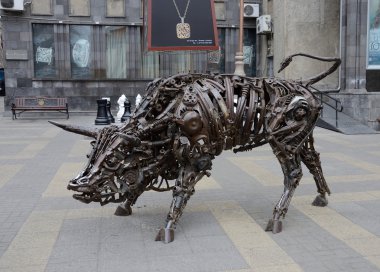 Başkenti ve en büyük şehri Ermenistan eski demir mekanizmaları Erivan'da, Armenia.Yerevan eski şehir merkezinde yapılan boğa sanat heykel olduğunu ve dünyanın en eski biri sürekli İskan şehirler