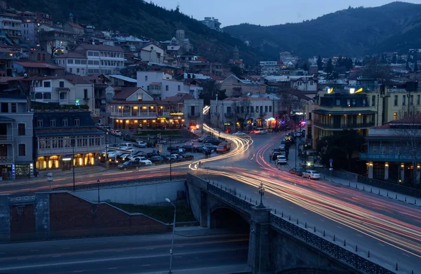 Vue de nuit avec des lumières de voiture de l'ancien quartier de la capitale Abanotubani, célèbre attraction touristique, à Tbilissi, Géorgie, Asie centrale — Photo