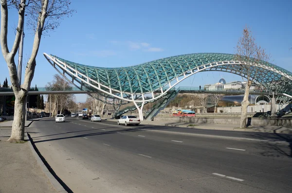 Ponte futurista pedestre moderna da paz sobre o rio Kura em Tbilisi, Geórgia, Ásia Central — Fotografia de Stock