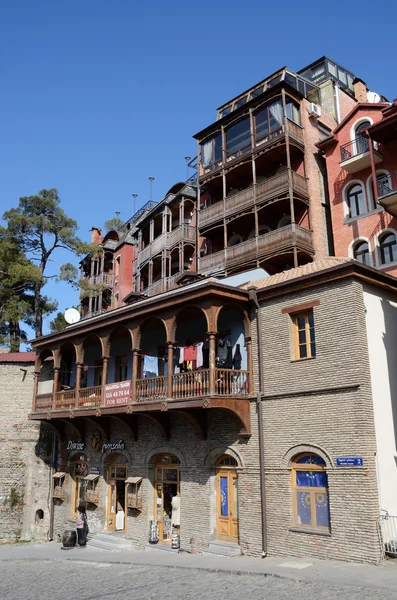 Tradiční gruzínské architektury v Metekhi historická čtvrť intbilisi, Georgia.Tbilisi je hlavní a největší město Geogia, střední Asie — Stock fotografie