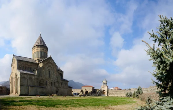 Панорама Собора Светицховели в Мцхете, одного из самых значимых памятников грузинской христианской архитектуры, объекта всемирного наследия ЮНЕСКО — стоковое фото