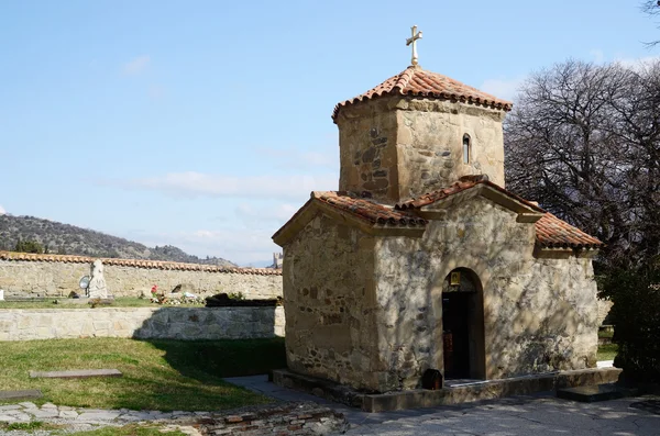 Крошечная церковь Св. Нино в монастыре Самтавро в Мцхета, древней столице и одном из старейших городов Грузии. Св. Нино является святейшим святым Грузии, так как она принесла христианство в страну в 337 году — стоковое фото