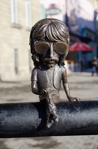 Statue of John Douglas "Jon" Lord (English composer and pianist, also known as co-founder of Deep Purple rock group) on Uzh river embankment in old historical center of city,Ukraine — Stock Photo, Image