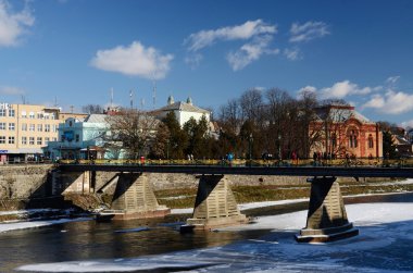 İnsanlar eski yaya köprüsü üzerinde Uzhhorod, batı sınırında ile Slovakya ve Macaristan ile sınırı yakınlarında bulunan Ukraine.City Uzh nehri geçerken