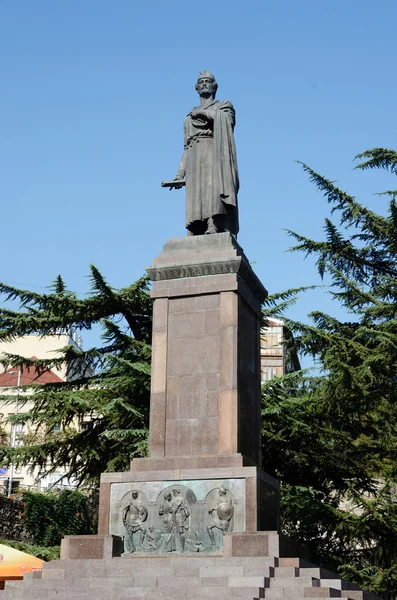 TBILISI, GEORGIA - SETEMBRO 15: Monumento dedicado ao famoso poeta georgiano Shota Rustaveli em Tbilisi . — Fotografia de Stock