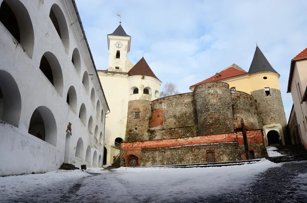 Mura e torri del castello medievale Palanok situato nella città di Mukachevo, Ucraina occidentale — Foto Stock