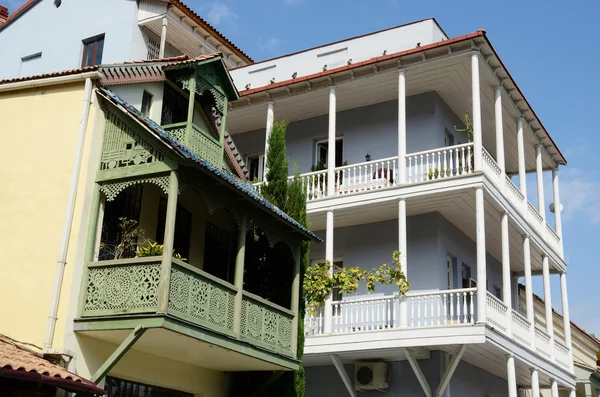 Традиционные грузинские дома с открытыми балконами в исторической части Тбилиси, Грузия, ЮНЕСКО — стоковое фото