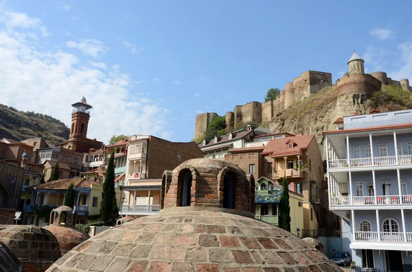 Tbilisi landmärken - medeltida svavel badar, moskén på Meidan square och Narikala fästning, unesco heritage, Georgien, berömda turistattraktioner — Stockfoto