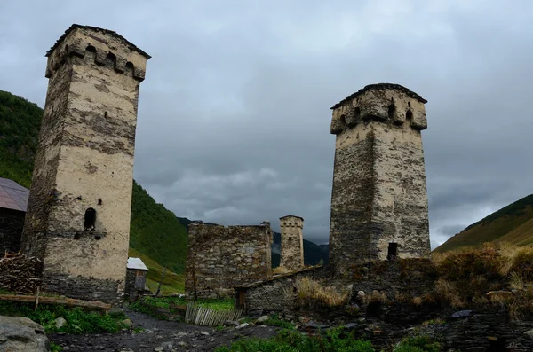 ΣΗΜΑΝΤΙΚΟΙ εγκαταλελειμμένα μεσαιωνικά οχυρούς πύργους της γεωργίας, μεγάλο υψόμετρο διευθέτησης στην Ευρώπη - Ushguli, κληρονομιά της UNESCO — Φωτογραφία Αρχείου