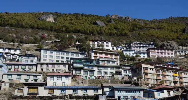 Traditionelle Häuser des Namche Basardorfes, Hauptstadt der Sherpa p — Stockfoto