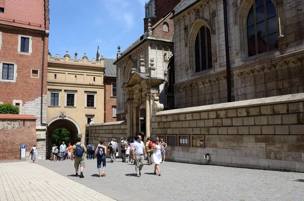 Turystów odwiedzających gotyckim Zamku Królewskiego na Wawelu w Krakowie na czerwiec, 16, 2013.Krakow jest drugim największym i jednym z najstarszych miast w Polsce. — Zdjęcie stockowe