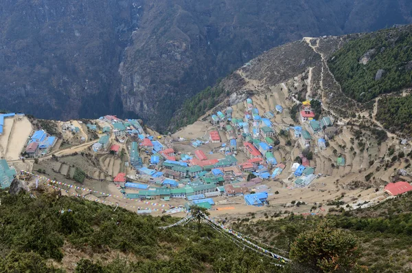 Widok na wioskę wysokogórskie Namche Bazaar, stolicy sherpa ludzi, Park Narodowy Sagarmatha, Everest regionu, Nepal, Himalaje, Asia — Zdjęcie stockowe