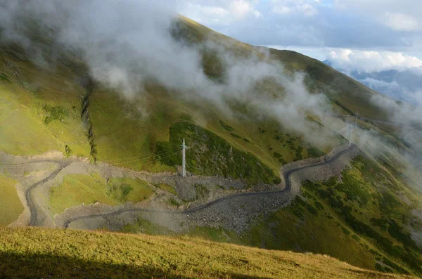Ηλεκτρική γραμμή στο δρόμο από το χαμηλότερο προς το ανώτερο Svaneti, ζώνη, αλπικά λιβάδια, δημοφιλή πεζοπορικής διαδρομής στον Καύκασο βουνά, η γεωργία, η Ευρώπη — Φωτογραφία Αρχείου