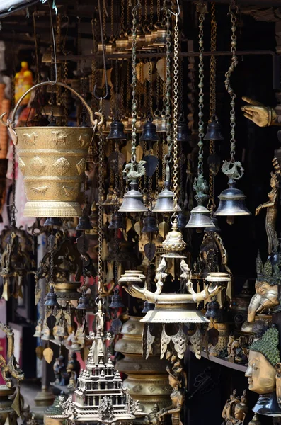 Religiösa souvenirer i butiken i Kathmandu, Nepal, Asien — Stockfoto