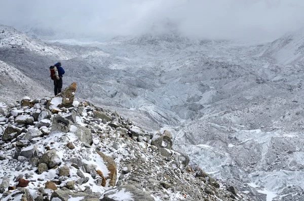 Horolezec, stojící na stráni odpadu poblíž Khumbu Icefall - jedna z nejnebezpečnějších fází Jižní Col cesta k Everestu summitu, Nepál, Asie — Stock fotografie