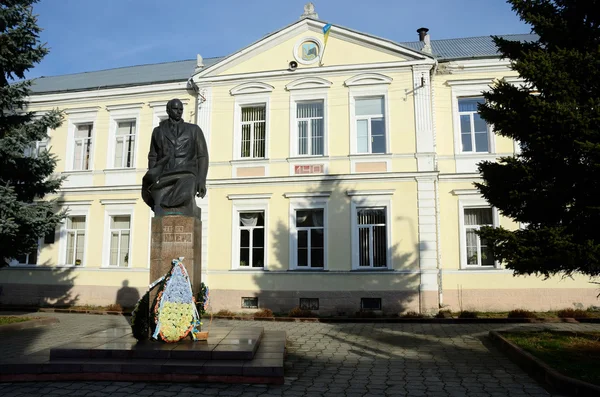 Statua del leader del movimento nazionale ucraino e indipendenza Stepan Bandera a Stryi, Ucraina, il 4 dicembre 2015.Stryi è la città natale di questo famoso attivista politico — Foto Stock