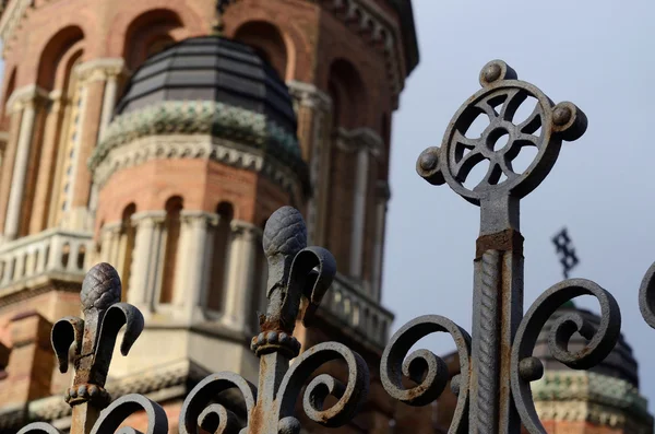 Zbliżenie piękne ogrodzenia, w dawnej rezydencji arcybiskupie złożonych (Uniwersytet w Czerniowcach) – krzyż i pinecone, Zachodnia Ukraina, wpisanego na listę światowego dziedzictwa UNESCO — Zdjęcie stockowe