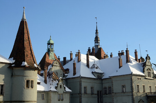 Крыша замка средневекового романтического стиля, покрытая снегом, Закарпатье, Западная Украина, Европа
