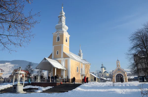 Mizhgirya, 우크라이나-2014 년 1 월 14 일: 관광객 2014 년 1 월 14 일 Mizhgirya, 우크라이나에서에 낮에 대성당을 방문 한다. 그것은 서 부 우크라이나, Carpathians의에서 고 대 마을 — 스톡 사진