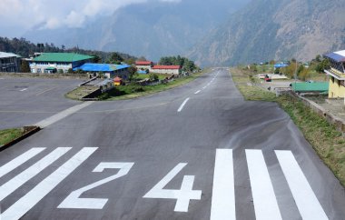 Nepal.Lukla - çoğu insan Everest Dağı'nın saha kampı için tırmanma başladığı yer Lukla Tenzing-Hillary Havaalanı Kalkış pist