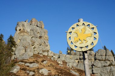 Urych, Lviv bölgesi, Ukrayna - 5 Aralık 2015: Etnik amblemi ile geleneksel Ortaçağ Kültür Festivali tarihi ve kültürel rezerv Tustan Aralık'ta kuş 5,2015 Karpat Dağları, Batı Ukrayna