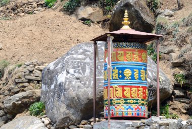 Eski Budist mani Taş ibadet tekerlerimi Everest Base Camp, Nepal, Asya, Himalaya giderken kutsal mantra ile