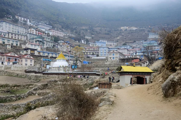 纳姆泽巴扎尔村视图、 萨加玛塔国家公园、 昆布谷，喜马拉雅山，尼泊尔 (通往珠峰大本营的大门) — 图库照片