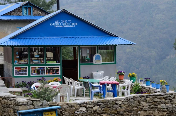 PHERICHE, NEPAL - APRIL 25, 2013 : Guesthouse-cafe on the way to Everest base camp,Khumbu region on April 25, 2013 in Pheriche, Nepal. Pheriche village is a beautiful natural village. — Stock Photo, Image