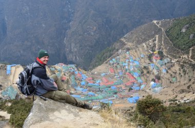 Everest Base camp, Nepal, Asya giderken Namche ın Bazaarı kasaba oturan genç trekker