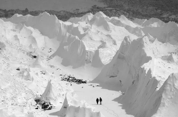 Wandelen langs de Khumbu-gletsjer, base Nepal, Everest camp regio, Azië deze Icefall - een van de gevaarlijkste stadia van Zuid-Col route naar de top van de Chomolungma, Nepal — Stockfoto