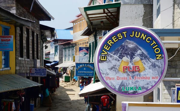 LUKLA, NEPAL - APRIL 14,2013: Pasar jalanan, kafe dan restoran Lukla city.City dikenal dengan salah satu bandara paling berbahaya di dunia - Bandar Udara Tenzing-Hillary dan juga sebagai tempat turis memulai perjalanan kamp Pangkalan Everest — Stok Foto