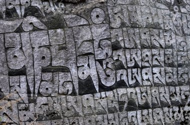 Tibet, Doğu Nepal Everest bölgesi, Asya dilinde kutsal dini mantra ile taş duvar antik Budist oyulmuş
