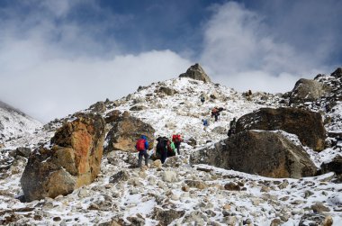 Grup Güney Everest Base camp, Nepal, Asya doğru yola dağ tırmanma yürüyüşçü