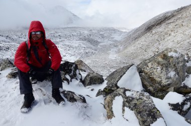 kırmızı ceket ve polarize gözlükler Everest Bankası kampı, Gorakshep, Nepal, Asya giderken dinlenme backpacker giymiş
