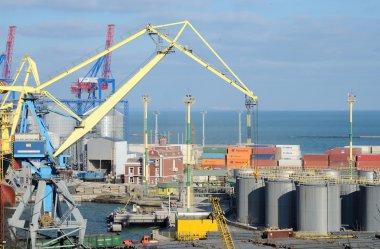 Odessa kargo liman tahıl kurutucular, konteynerler ve renkli Vinçler ile. Odessa deniz ticaret limanıdır Karadeniz üzerinde en büyük Ukraynalı seaport