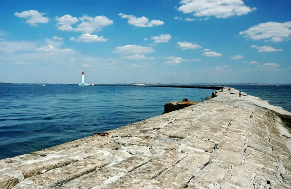 Panorama van oude Vorontsov vuurtoren in de baai van Odessa, Oekraïne, Europa — Stockfoto