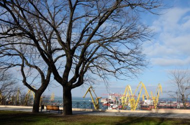 Güzel renkli Odessa deniz Panoraması liman Vinçler, görüntülemek Park Shevchenko - yerel insanlarla dolu dinlenme için bulunan Meşhur Mekanlar