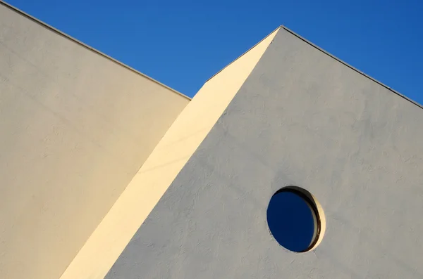 Arhitectură perete abstract cu fereastră rotundă pe fundal albastru cer — Fotografie, imagine de stoc