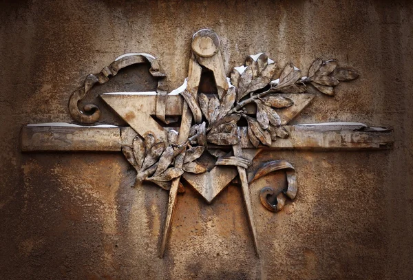 Grunge freemasonry emblem on dramatic background - masonic square and compass symbol, closeup of old architectural building decoration — Stock Photo, Image