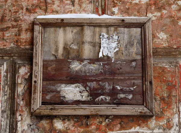 Drammatico vecchio cartellone su grunge antico muro rosso — Foto Stock
