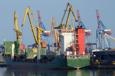 Konteyner gemisi ürünler Odessa kargo limanında - Karadeniz, Europe üzerinde en büyük Ukraynalı liman yükleme