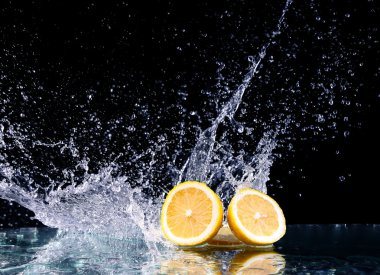 suyun içinde limon siyah arka plan üzerine dilimlenmiş