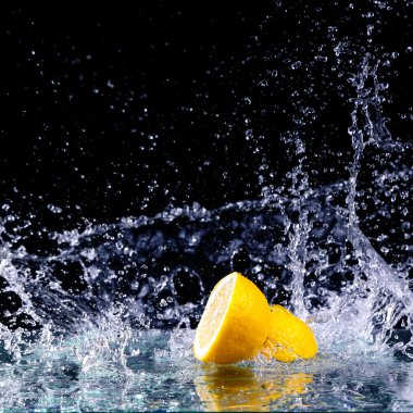 suyun içinde limon siyah arka plan üzerine dilimlenmiş