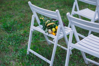 Dekor düğün. Düğün bir tabak yeşil arka plan ve bir dağ. Düğün süslemeleri, armut ve moss. Yeşil ve sarı renk tonları